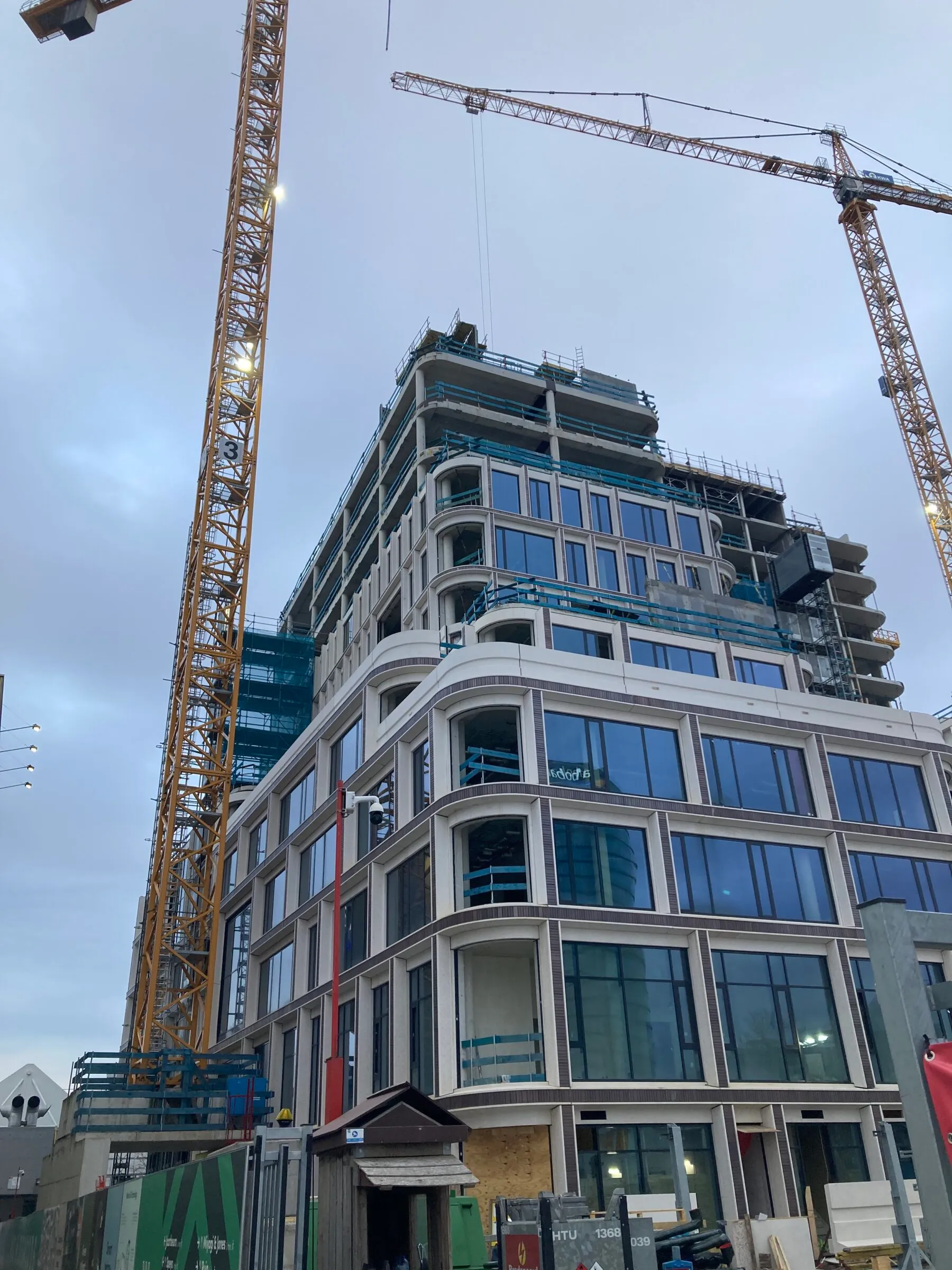 De torens van Wonderwoods in Utrecht tijdens de bouw, met de aluminium gevelkozijnen al geplaatst